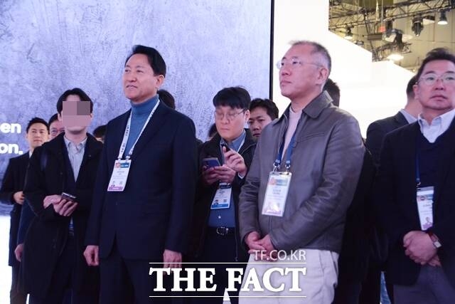 정의선 현대차그룹 회장(오른쪽에서 두 번째)이 지난 10일 오세훈 서울시장과 함께 CES 2024 부스를 관람하고 있다. /김태환 기자