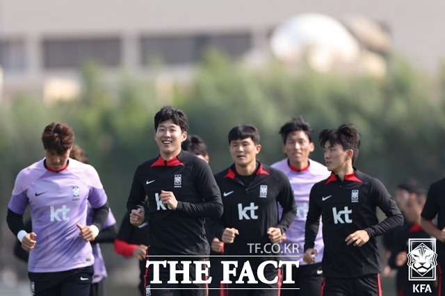 캡틴 손흥민을 비롯한 한국대표팀 선수들이 15일 바레인전을 앞두고 결전의 땅인 카타르 도하에서 본격적인 훈련에 앞서 달리기로 몸을 풀고 있다./도하=KFA