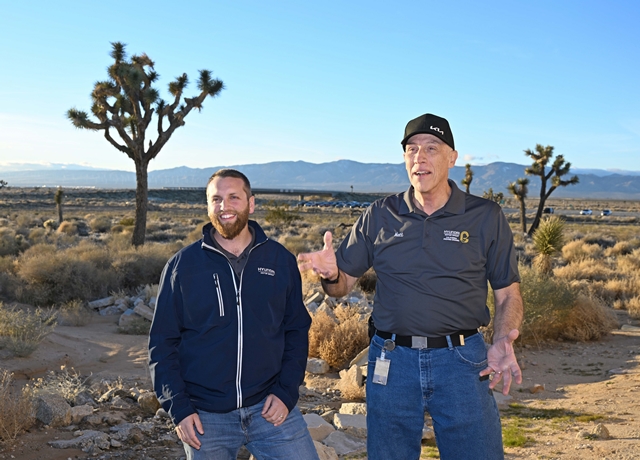 매튜 알 시어 모하비 주행시험장 파트장(오른쪽)과 랜스 맥러스 현대차·기아 미국 기술연구소 책임연구원이 미 캘리포니아주 모하비사막에 위치한 현대차·기아 모하비 주행시험장에서 인터뷰를 하고 있다. /현대자동차 제공