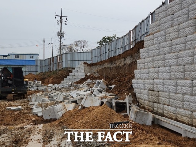 지난해 3월 천안시 한 공사장 옹벽이 무너지면서 근로자 3명이 매몰됐다. / 천안서북소방서