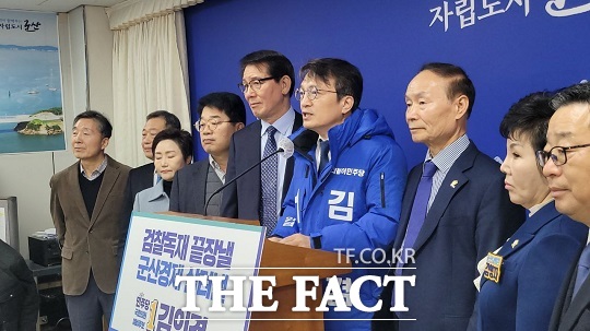 민주당 김의겸 의원이 16일 군산시청에서 22대 총선 공식 출마를 선언하고 있다.