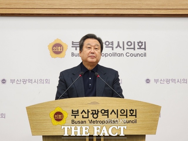 15일 김무성 전 새누리당 대표가 부산시의회 브리핑룸에서 부산 중·영도 출마 선언 기자회견을 하고 있다. /부산=조탁만 기자