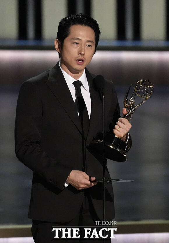 한국계 미국 배우 스티븐 연이 15일(현지시간) 미국 캘리포니아주 로스앤젤레스의 피코크 극장에서 열린 제75회 프라임타임 에미상 시상식(Emmy Awards 2023)에서 남우주연상을 수상한 후 소감을 밝히고 있다. /로스앤젤레스=AP.뉴시스