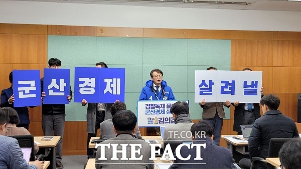 김의겸 민주당 의원이 16일 전북도의회서 22대 총선 출마를 선언하고 있다.