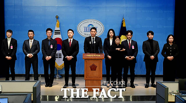 탈당 선언하는 신정현 전 경기도의원(가운데)과 더불어민주당 청년당원들.