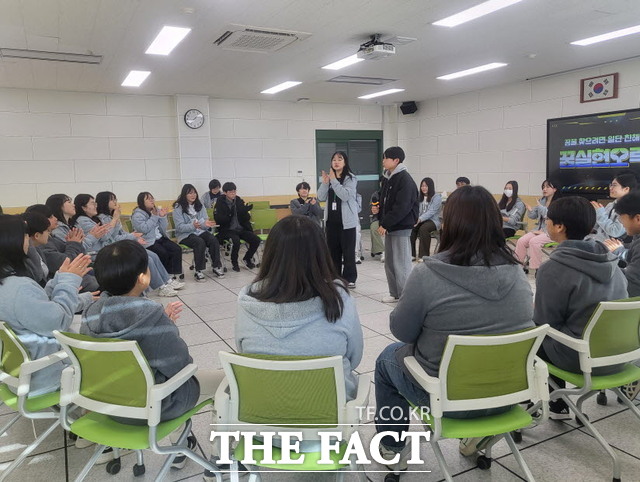 전남미래교육재단이 지난 15일 전남형 미래인재 양성을 위해 ‘제1기 꿈 실현 인생학교’ 입교식을 가졌다. 사진은 입교식에 참여한 학생들이 친구들과 함께 자기소개 시간을 갖고 있다./무안=홍정열 기자