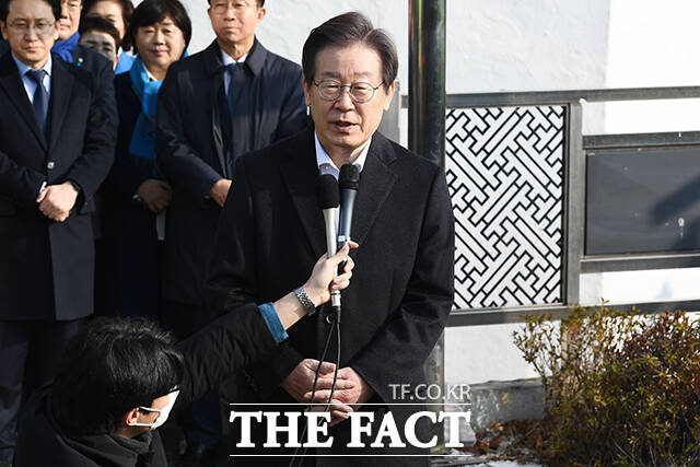 이재명 더불어민주당 대표가 지난 10일 서울 종로구 서울대학교 병원을 나서며 입장을 밝히고 있다. /장윤석 기자