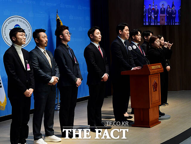 더불어민주당 탈당 선언하는 신정현 전 경기도의원(왼쪽 다섯번째)과 청년당원들.