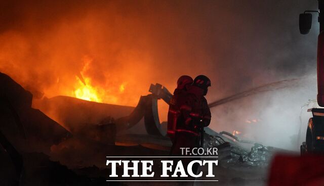 17일 경북 칠곡군 왜관읍의 한 공장에서 불이 나 소방대원들이 물을 뿌리고 있다./경북소방본부