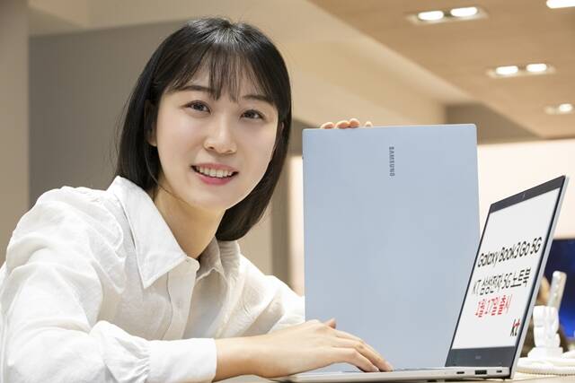 KT 모델이 삼성전자 노트북 갤럭시북3 GO 5G를 소개하고 있다. /KT