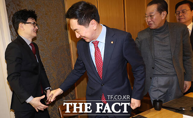 한동훈 위원장(왼쪽) 만난 김기현 전 대표.