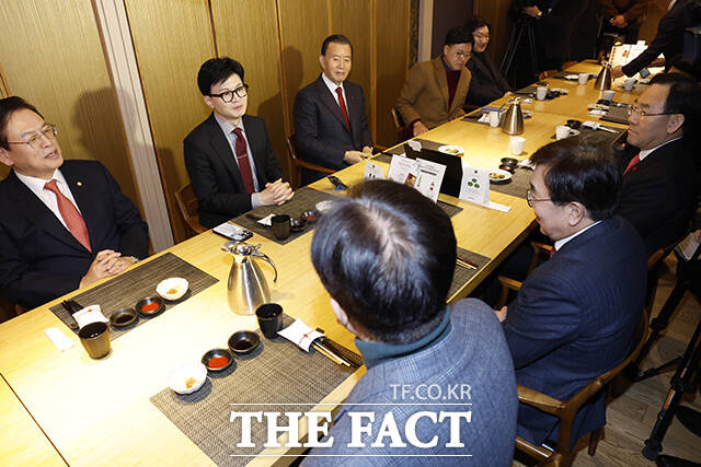 한동훈 국민의힘 비상대책위원장(왼쪽 두번째)이 17일 오전 서울 영등포구 콘래드서울 호텔의 한 식당에서 4·5선 중진 의원 오찬 간담회를 하고 있다. /배정한 기자