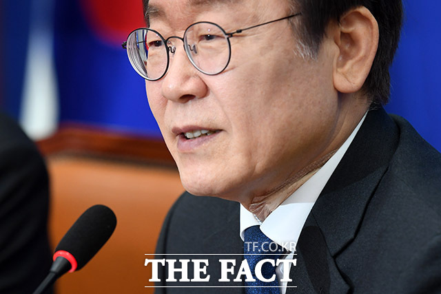 이재명 더불어민주당 대표가 17일 오전 서울 여의도 국회에서 열린 최고위원회의에서 발언을 하고 있는 가운데 피습 부위에 반창고가 붙어있다. /남용희 기자