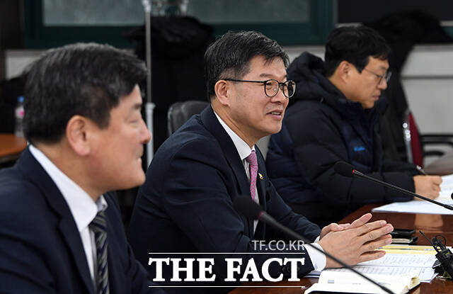 이기일 보건복지부 1차관(가운데)이 17일 오후 서울 용산구 대한노인회 중앙회를 방문해 인사말을 하고 있다. /임영무 기자