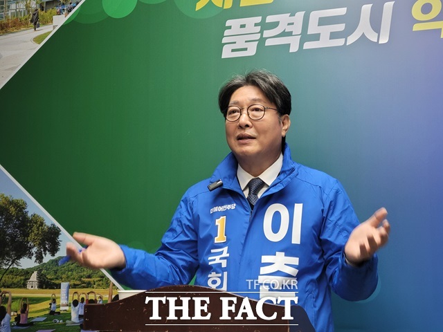 이춘석 익산갑 예비후보가 17일 익산시청 기자실에서 공약을 발표하는 기자회견을 하고 있다./홍문수 기자