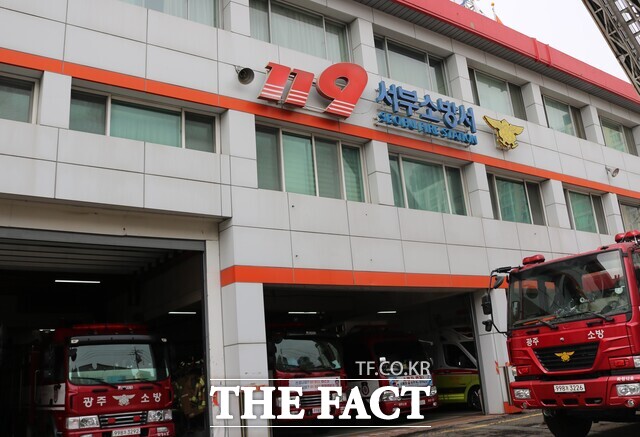 17일 오전 광주 서구 유촌동 가공식품 공장 창고에서 불이 났다./광주 서부소방서