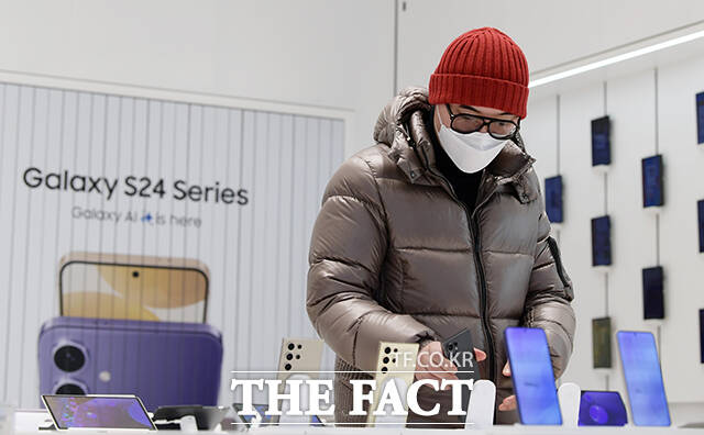 삼성전자가 갤럭시S24 시리즈를 국내 처음 선보인 18일 오전 서울 마포구 삼성스토어 홍대점을 찾은 시민들이 제품을 살펴보고 있다. /서예원 기자