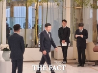  신동빈·신유열, 롯데 사장단 회의 앞두고 신격호 명예회장 추모