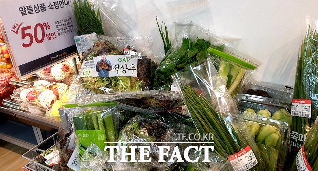 15일 오후 서울 시내 한 이마트에브리데이 마감 할인 상품 판매대 모습 /최승진 기자