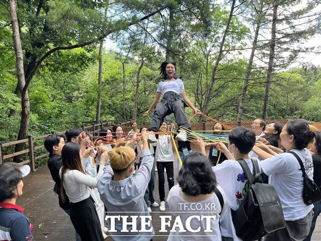 충남 천안시가 운영 중인 시티투어에 대한 이용객들의 만족도가 높은 것으로 나타났다. 태학산 치유의 숲 체험 모습. / 천안시