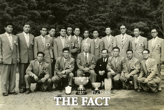 1956년 제1회 아시안컵에서 우승한 뒤 경무대(현 청와대)를 방문한 한국 축구 국가대표팀. /대한축구협회