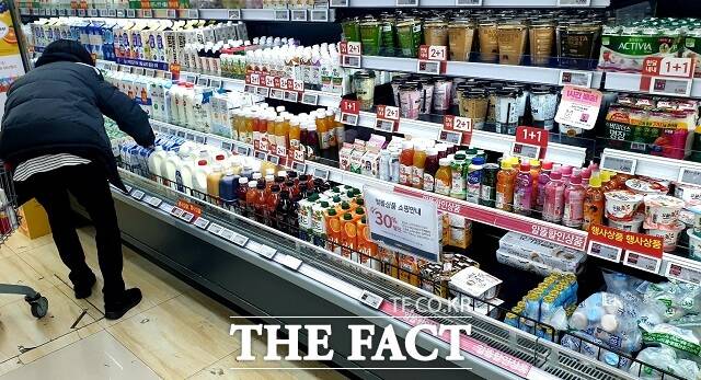 15일 오후 서울 시내 한 이마트에브리데이 유제품 코너에서 한 직원이 마감 할인 상품을 선별하고 있다. /최승진 기자