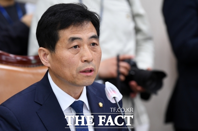김민기 더불어민주당 의원이 19일 제22대 국회의원 선거에 출마하지 않겠다고 밝혔다. /남용희 기자