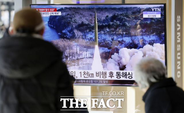 서울 용산구 서울역 대합실에서 시민들이 북한이 동해상으로 발사한 탄도미사일 발사 뉴스를 시청하고 있다. 북한은 지난 14일 고체연료 중거리탄도미사일(IRBM)을 시험 발사했다. /뉴시스