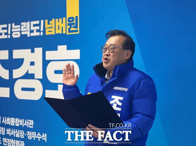 더불어민주당 조경호 군포시 국회의원 예비후보가 19일 선거사무소에서 클린 선거를 다짐하는 서약삭을 하고 있다.vv8300@tf.co.kr