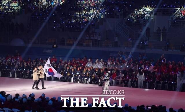 2024 강원 동계청소년올림픽 대회 개회식에서 태극기가 입장하고 있다.