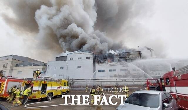 21일 오전 인천시 서구 가좌동 소재 플라스틱 제조업체에서 화재가 발생했다. 건물 구조가 샌드위치 패널로 돼 있어 화재 진압에 어려움이 있는 것으로 파악되고 있다. /뉴시스