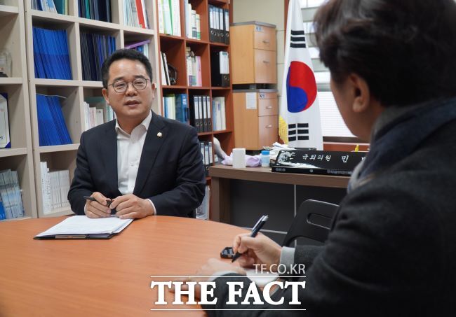 민병덕 국회의원이 20일 안양 자신의 지역사무실에서 <더팩트>와 인터뷰를 하고 있다./민병덕 의원실