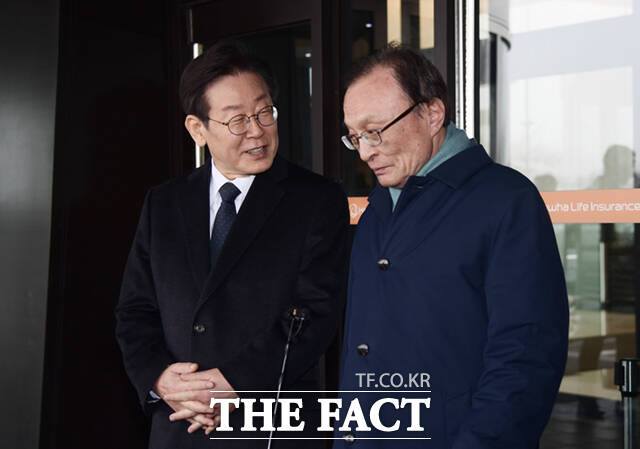 이재명 더불어민주당 대표(왼쪽)와 이해찬 전 대표가 21일 오후 서울 영등포구 63빌딩에서 오찬 회동한 뒤 입장을 밝히고 있다.