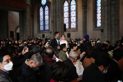 정태영 현대카드 부회장 아들 정준 씨와 리디아 고(뉴질랜드)가 2022년 12월 30일 서울 명동성당에서 열린 결혼식에서 입장하고 있다. /현대카드
