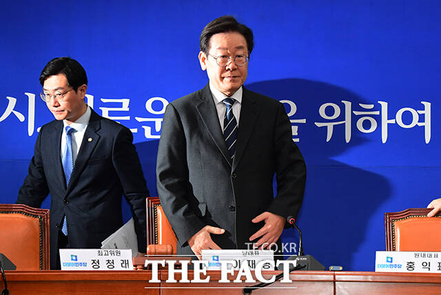 이재명 더불어민주당 대표(오른쪽)가 22일 오전 서울 여의도 국회에서 열린 최고위원회의에 참석해 회의를 주재하고 있다. /국회=배정한 기자