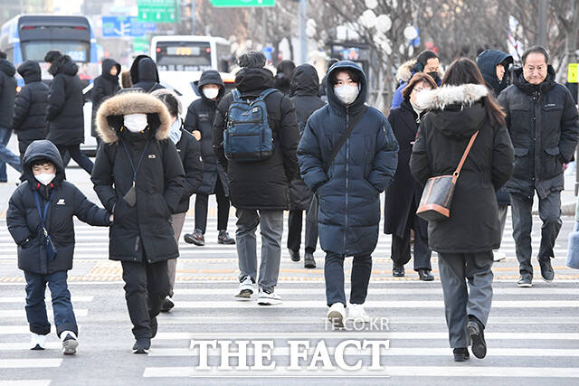 아침 최저 기온이 영하14도까지 떨어진 23일 오전 서울 종로구 광화문역 일대의 시민들이 두꺼운 옷을 입고 발걸음을 재촉하고 있다. /장윤석 기자