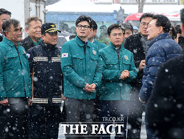 윤석열 대통령과 한동훈 국민의힘 비상대책위원장이 23일 오후 충남 서천군 서천수산물특화시장을 찾아 화재 현장을 둘러보고 있다./[더팩트ㅣ서천=배정한 기자