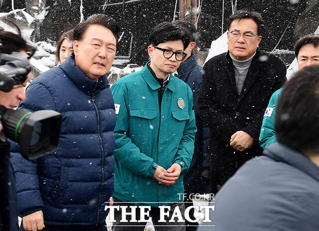 같은 곳을 보는 윤석열 대통령(왼쪽)과 한동훈 위원장(가운데).