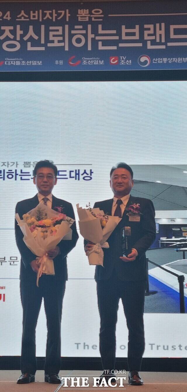 23일 인천의 대표 항공테크기업 (주)숨비 오인선(오른쪽) 대표이사가 2024 소비자가 뽑은 가장 신뢰하는 브랜드 대상을 수상한 뒤 기념촬영 하고있다.숨비