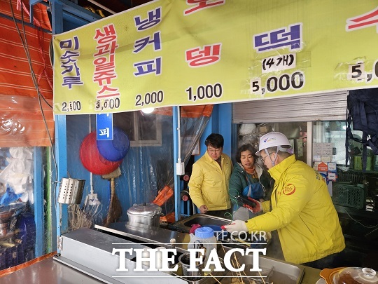 신원식(사진왼쪽) 군산시 부시장이 23일 전통시장 특별안점점검에 나섰다./군산시 제공