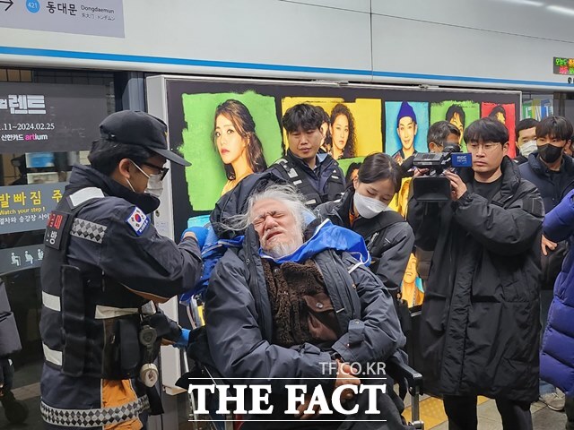 이달 22일 서울 지하철 4호선 혜화역 승강장에서 탑승 시위를 하던 전국장애인차별철폐연대(전장연) 활동가 2명이 경찰에 연행됐다. 박경석 전장연 상임공동대표는 퇴거 과정에서 부상을 입었다. /이윤경 인턴기자