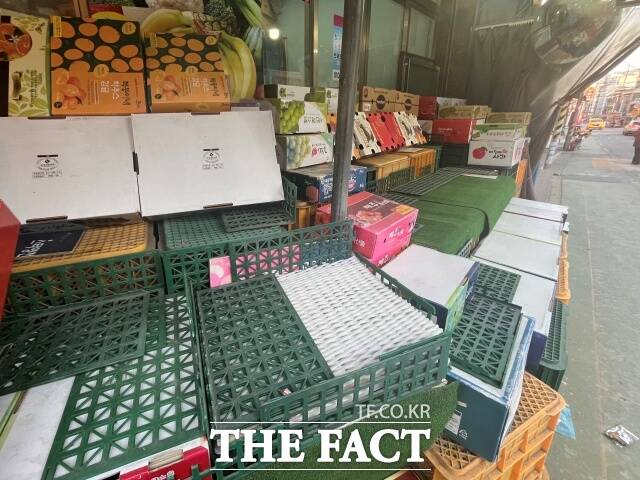 강추위에 서울 은평구 역촌동 한 과일가게 진열대가 텅텅 비어 있다./황지향 기자