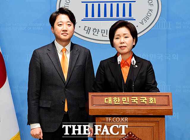 이준석 개혁신당 대표(왼쪽)와 양향자 한국의희망 대표가 24일 오후 서울 여의도 소통관에서 기자회견을 열고 합당 선언을 하고 있다. /국회=배정한 기자