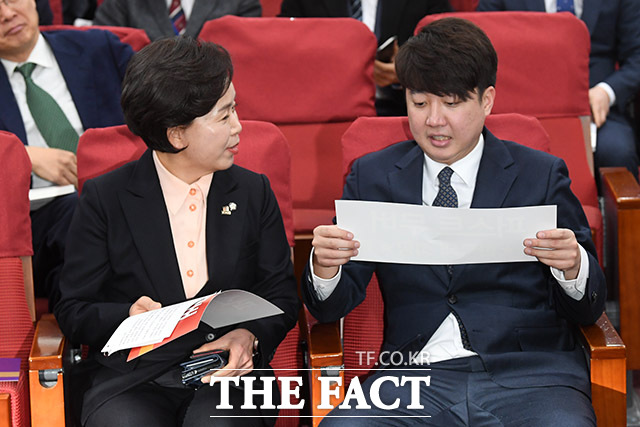 개혁신당과 한국의희망이 24일 합당을 선언했다. 사진은 지난 9일 국회에서 열린 양향자 한국의희망 대표(왼쪽)의 출판기념회에 참석한 이준석 개혁신당 대표. /남용희 기자