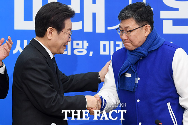 이 대표(왼쪽)와 악수하는 김남근 변호사.