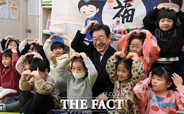 이재명 더불어민주당 대표(가운데)가 24일 오후 경기도 김포 청룡어린이집을 방문해 어린이들과 기념촬영을 하고 있다. /국회사진취재단