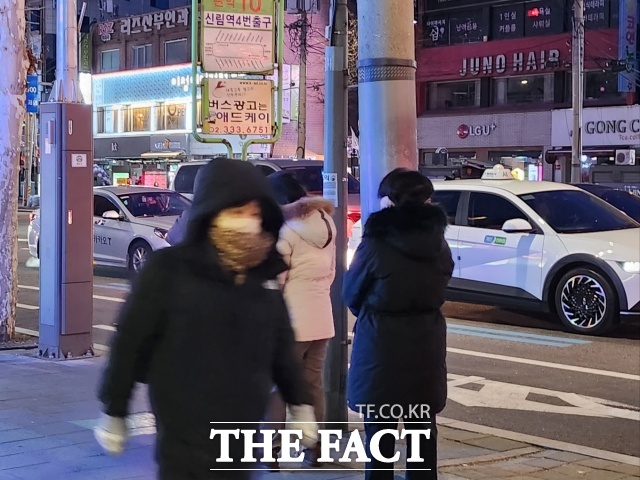 24일 오전 7시31분께 서울 관악구 신림역 4번 출구 앞 버스정류장, 사람들이 줄을 서서 버스를 기다리고 있다./이윤경 인턴 기자