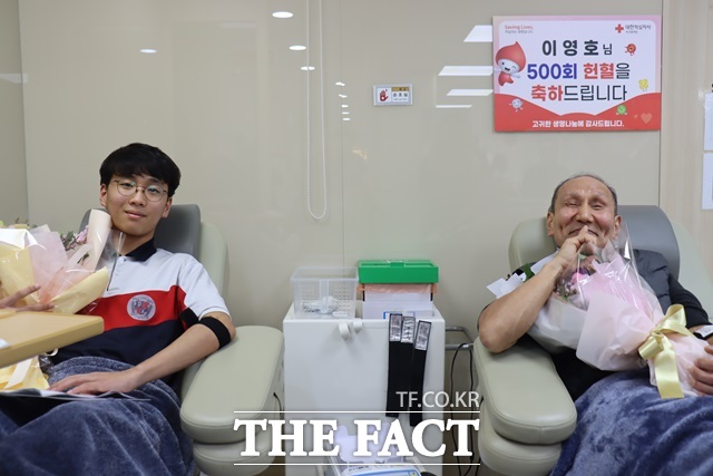 24일 2024년 첫 500번째 헌혈자인 이영호(오른쪽)씨가 생애 첫 헌혈에 참여하는 손자 김지겸 군과 나란히 헌혈에 참여하고 있다./부산혈액원