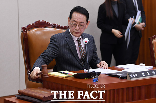 의사봉 두드리는 김도읍 국회 법제사법위원회 위원장.