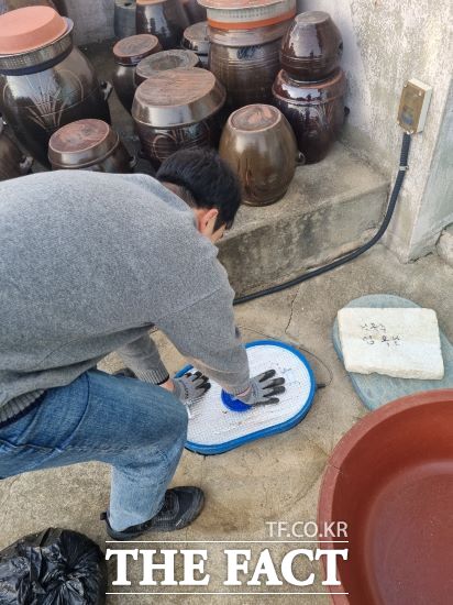 용인시 한 공무원이 수도계량기 동파를 막기 위한 보온재를 직접 설치해 주고 있는 모습./용인시
